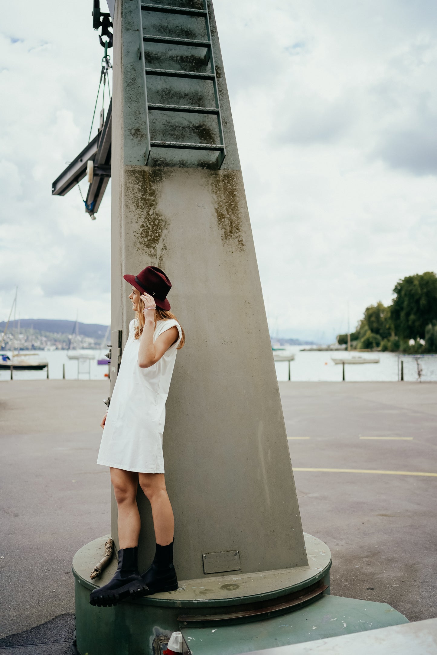 Dress with shoulder pads in cream