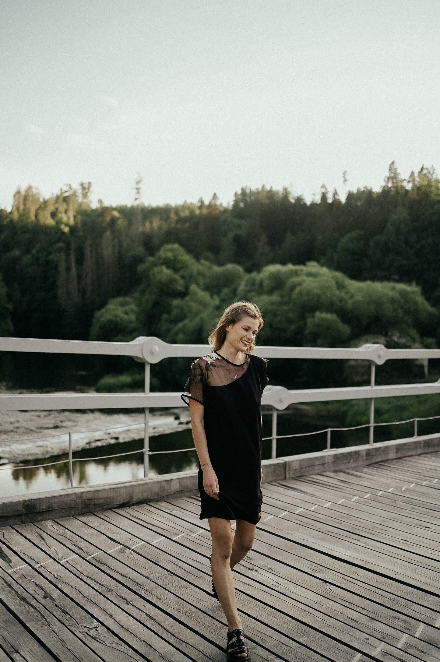 Šaty výšivka na tylu